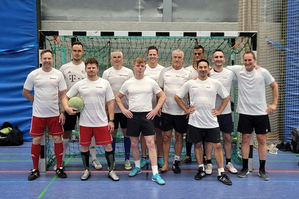Gruppenfoto SG 33 eine Gruppe von Männern steht in Trainingsklamotten für ein Gruppenbild vor einen Fußballtor