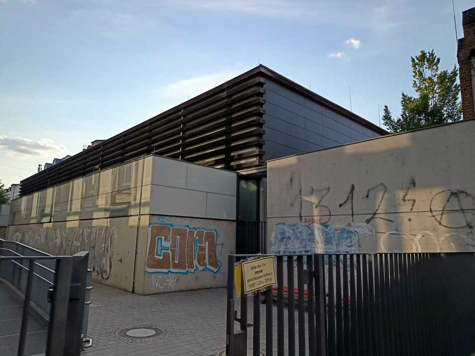 Eingang Sporthalle Hausburgschule Eingang Sporthalle Hausburgschule