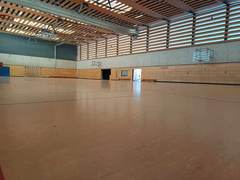 Sporthalle der Hausburgschule (Innen) Sporthalle der Hausburgschule (von Innen)