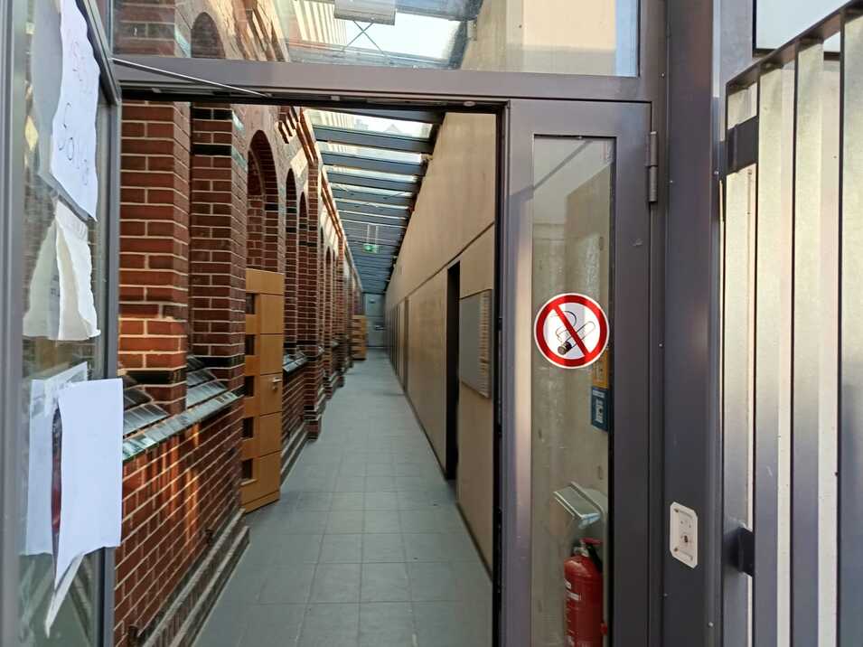 Hallenzugang in der Hausburgschule Hallenzugang in der Hausburgschule