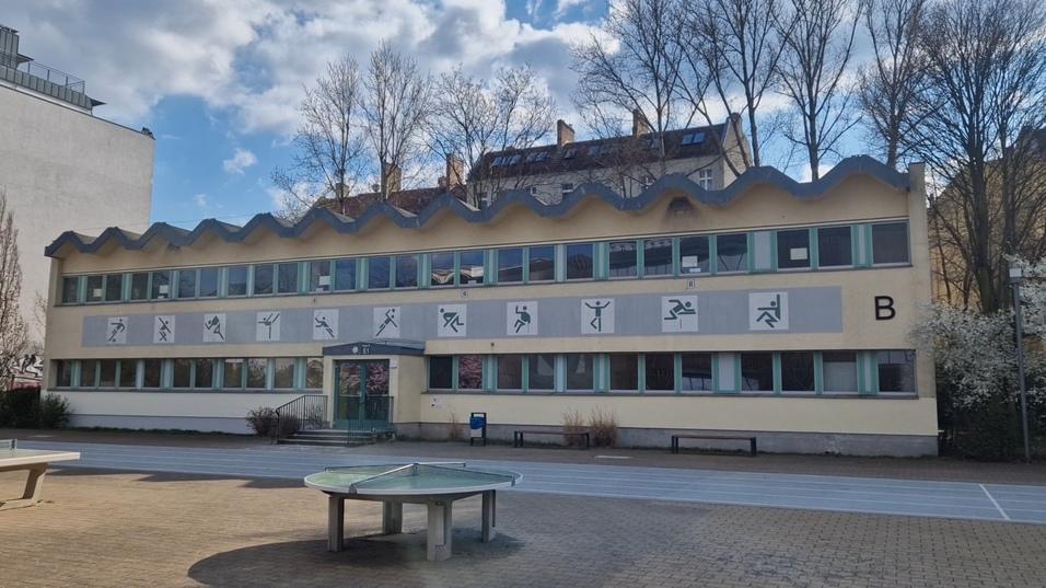 Sporthalle Frankfurter Allee 6a Sporthalle Frankfurter Allee 6a hinter der Bibliothek
