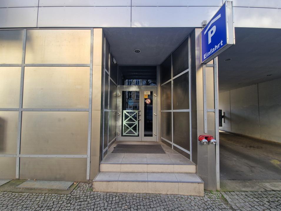 Eingang zur Sporthalle Samariterstraße Eingang zur Sporthalle Samariterstraße von der Straße aus