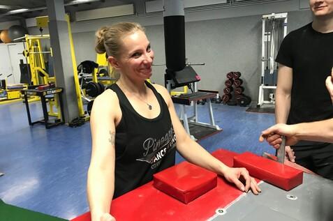 Armringen auch für Frauen eine Armringerin lächelt beim Training in die Kamera