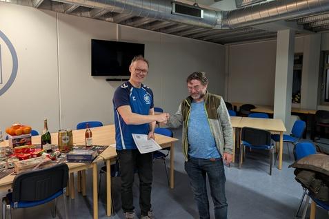 Siegerehrung Skatturnier 2025 Uwe Mahlzahn gratuliert dem Erstplazierten Peter Ständert zum Sieg beim SKatturnier